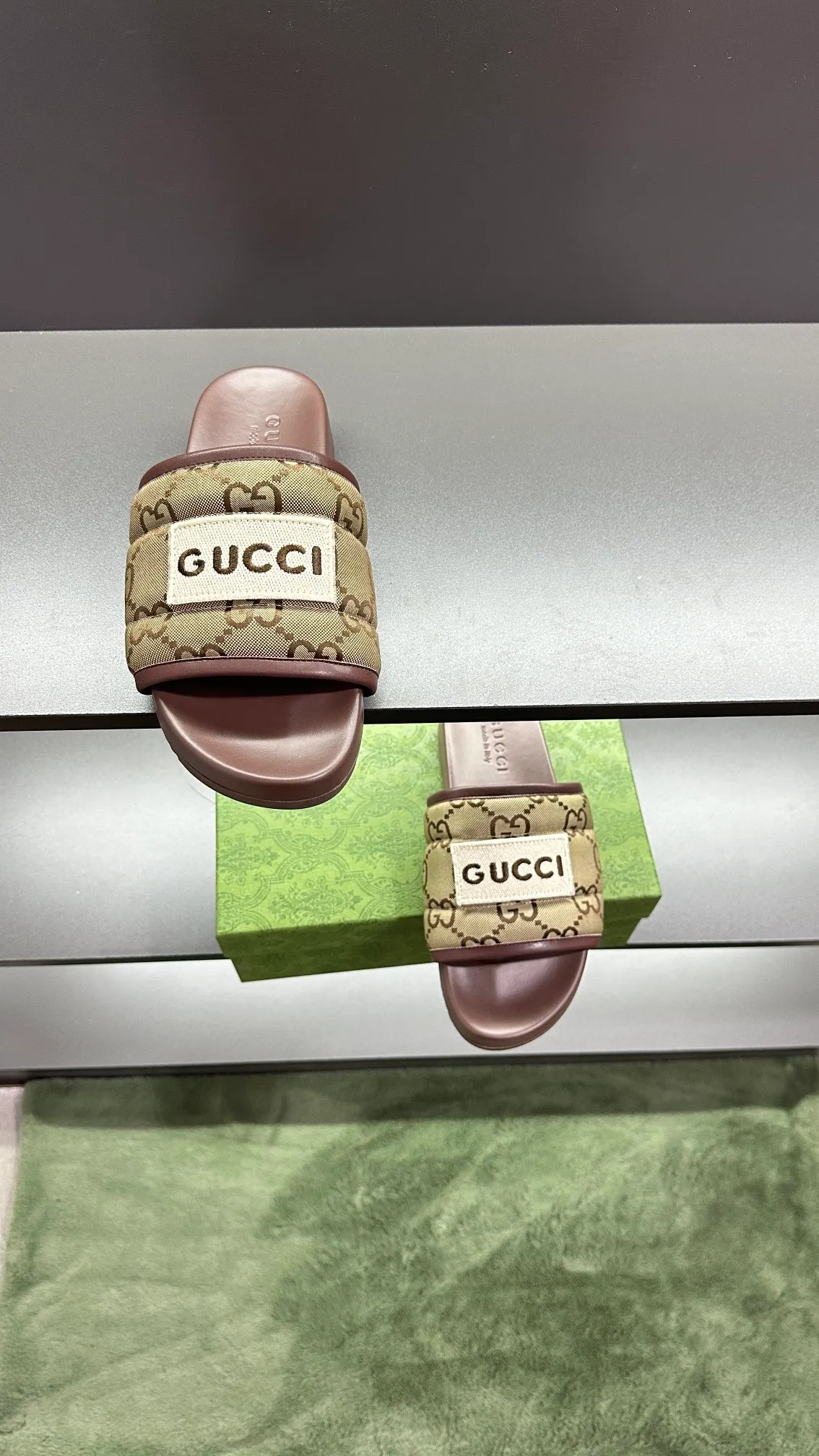 [G Family Couple Style] P: 300💰Female size 36~40 Men's size 39~45, (46. Custom-made Unisex GG slippers This slipper is made of GG polyester fiber and is decorated with a Gucci label on the front, adding a striking logo feel to the style. Beige GG recycled polyester fiber Unisex leather trim "Gucci Made in Italy" embroidered label Rubber sole Flat Made in Italy